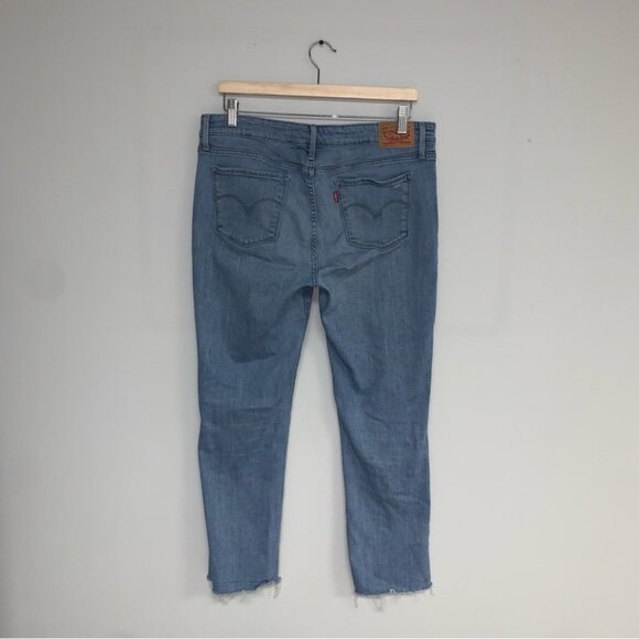 Levi’s Jeans Women’s Size 32 Light Wash Denim 712 Slim Mid-Rise Distressed Hem - Picture 8 of 12